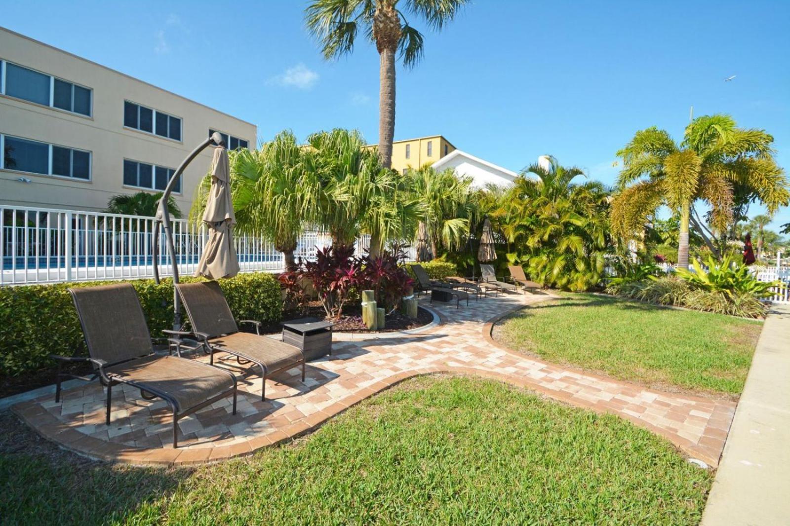 Treasure Island Beach, Fl Waterfront Condo Located Steps Away From The Intracoastal Waterway St. Pete Beach Exterior foto