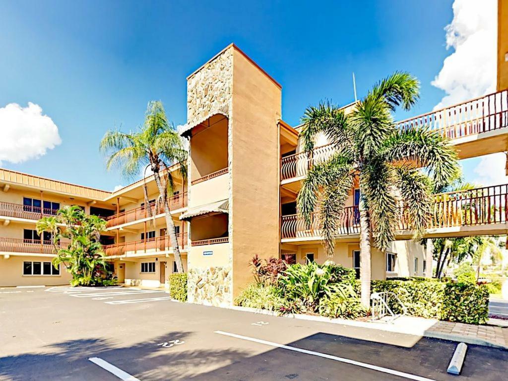 Treasure Island Beach, Fl Waterfront Condo Located Steps Away From The Intracoastal Waterway St. Pete Beach Exterior foto